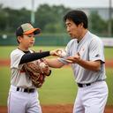 屋外練習場で選手に投球フォームを指導するコーチ